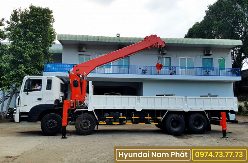 Xe Tải Hyundai HD320 4 Chân Gắn Cẩu Unic 5 Tấn 3 Khúc URV553
